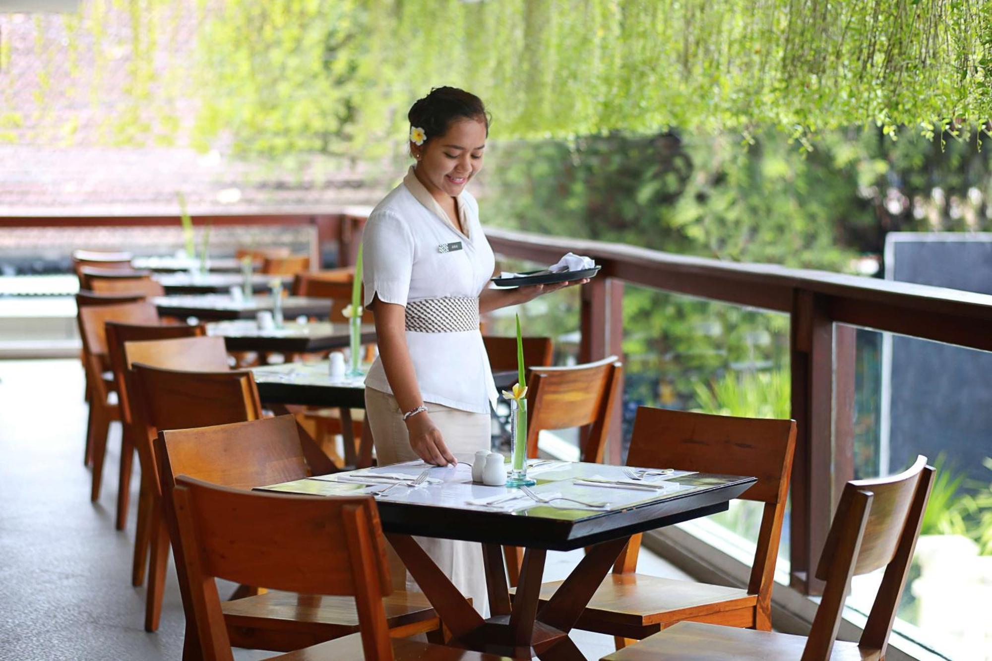 The Magani Hotel And Spa Legian Exteriér fotografie A waitress sets a table at a restaurant