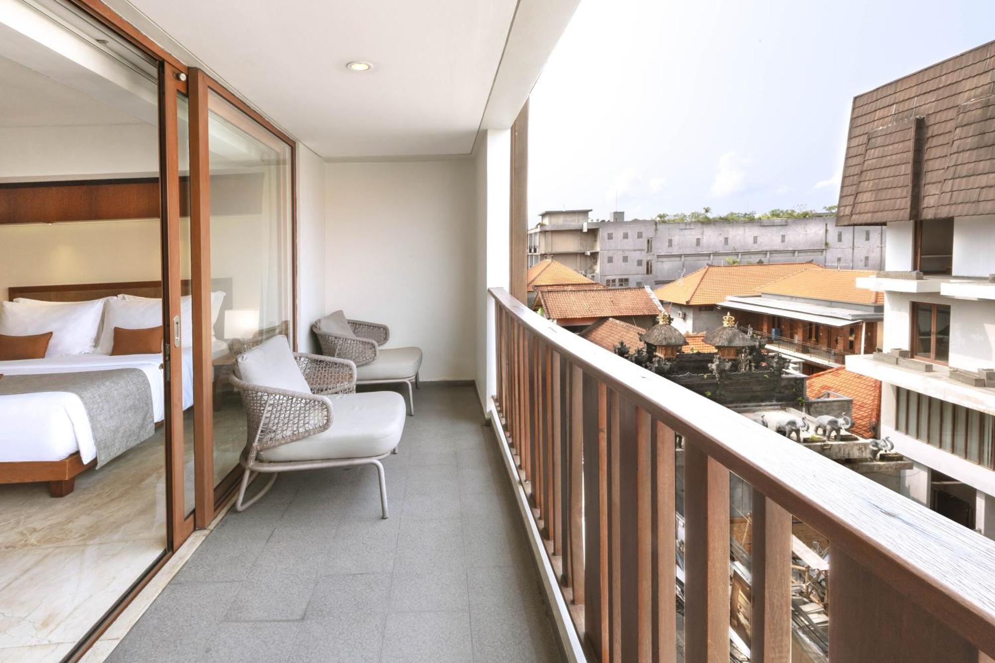 The Magani Hotel And Spa Legian Exteriér fotografie A balcony